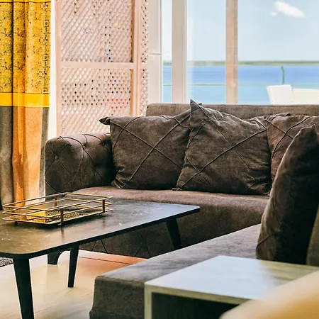 Stunning Modern Sea-view Two Bed Penthouse Apartment *
